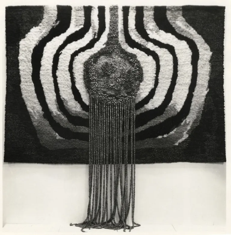 Zenta Logina (1908–1983), Elīza Atāre (1915–1993). Himna dzīvei. 1974. Vilna, lini, jaukta tehnika. DMDM kolekcija. Publicitātes foto