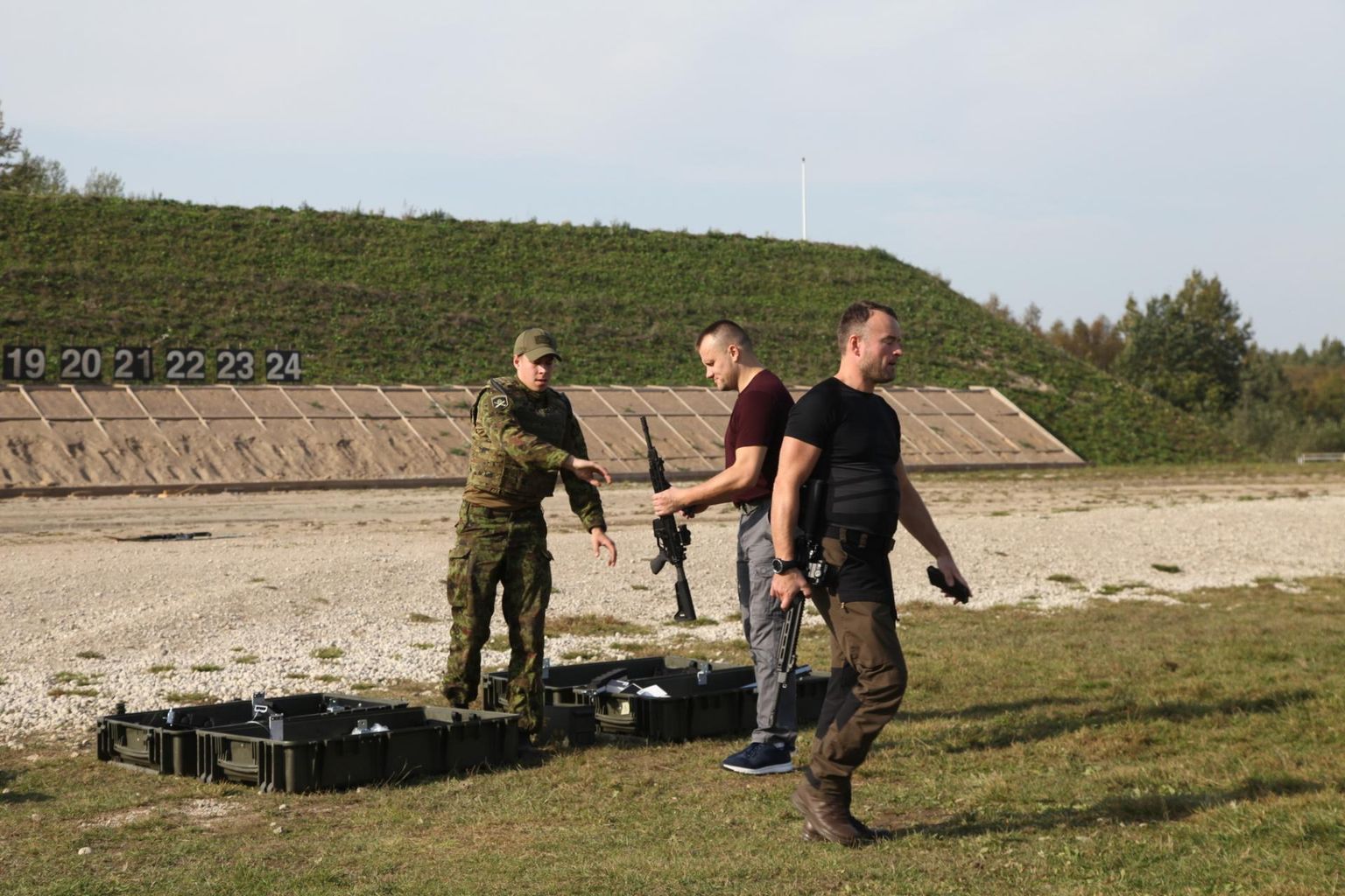 Reservväelaste vabatahtlikul õppepäeval tutvuti kaitseväe relvastusse lisandunud liikursuurtükkide ja automaattulirelvadega.