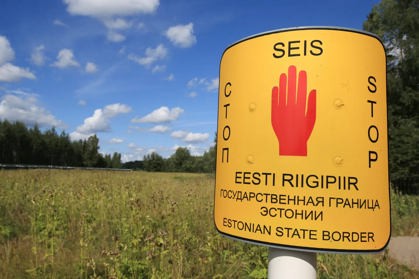 TRT03: EESTI VABARIIGI KAGUPIIR : LUHAMAA, EESTI, 10AUG21 - 
Hoiatussilt Eesti-Läti-Venemaa piirikolmnurgas. 
ma/Foto MARGUS ANSU TARTU POSTIMEES
