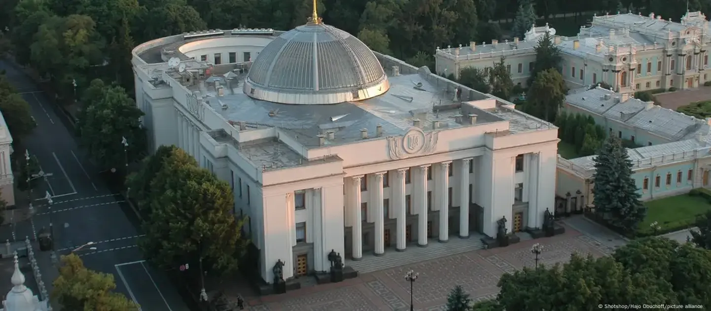Верховная рада продлила военное положение в Украине