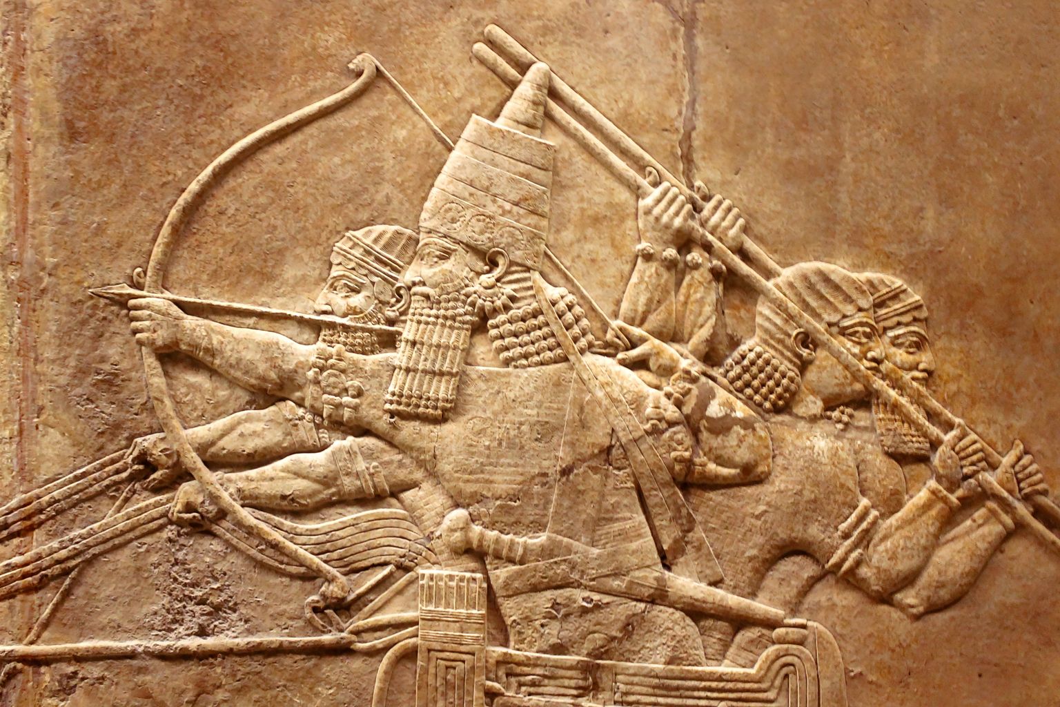 Kivitahvel, millel on kujutatud iidseid Assüüria sõdalasi