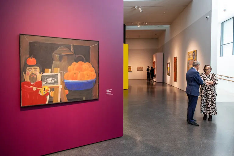 Fernando Botero «Autoportree vaikeluga» võlub värvist pakatavate virsikute ja vaikse lustakusega