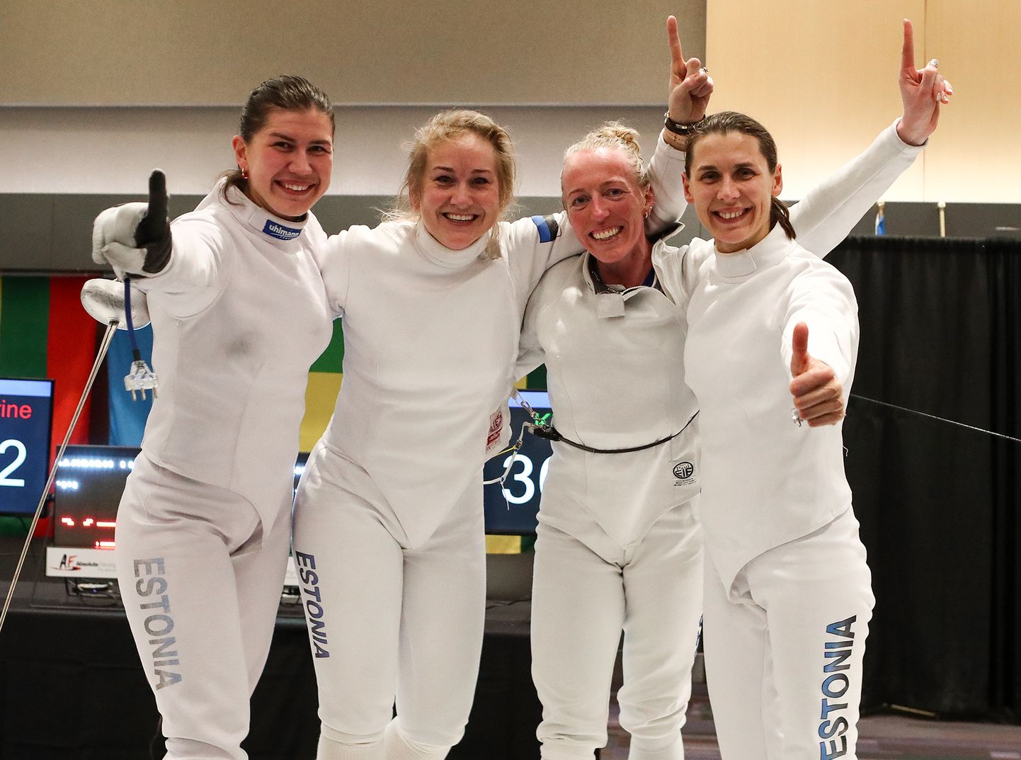 Võidukas Eesti epeenaiskond Vancouveris rõõmustamas: Julia Beljajeva (vasakult), Kristina Kuusk, Nelli Differt, Irina Embrich.