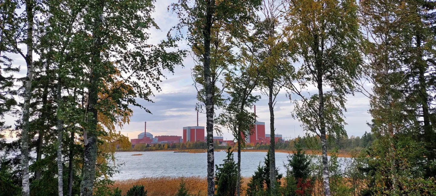 Olkiluoto tuumajaama kolm reaktorit, neist vasakpoolseim on uusim.