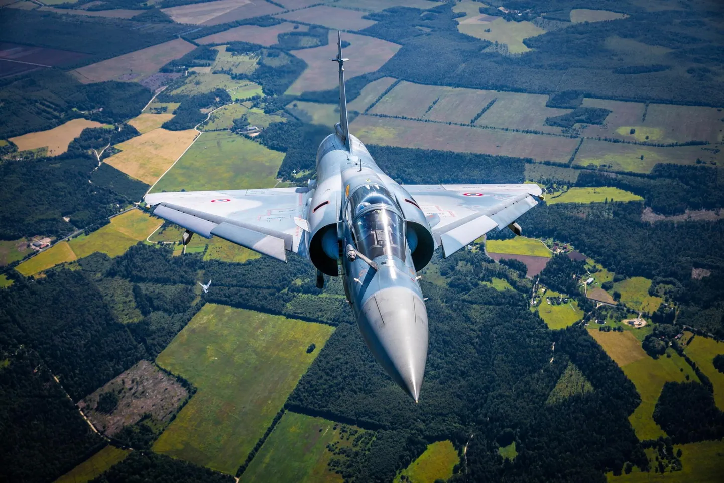 Lennukid Mirage 2000-5 on lennanud Eesti taasiseseisvumispäeva puhul üle Eesti linnade.