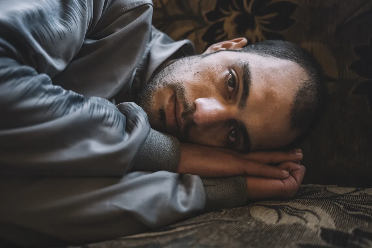 Mohamed Khaled Krayem, kes sai marihuaana omamise eest seitse aastat vanglakaristust, avastab, et tema lihasmälu taastoodab instinktiivselt magamisasendi, milles ta oli sunnitud viibima oma ülerahvastatud kongis. Lääne-, Kesk- ja Lõuna-Aasia, fotolood.