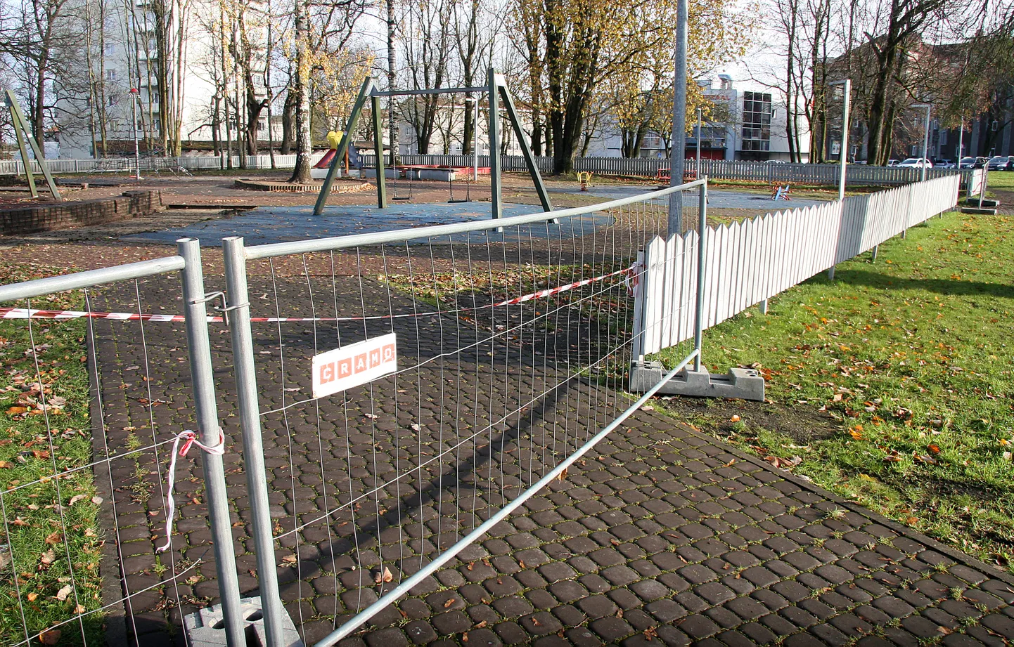 Eelmisel sügisel oli Jõhvi kesklinna mänguväljak mitmeid kuid suletud katendi remondi tõttu, nüüd kavatseb vallavalitsus selle sealt üldse ära viia.