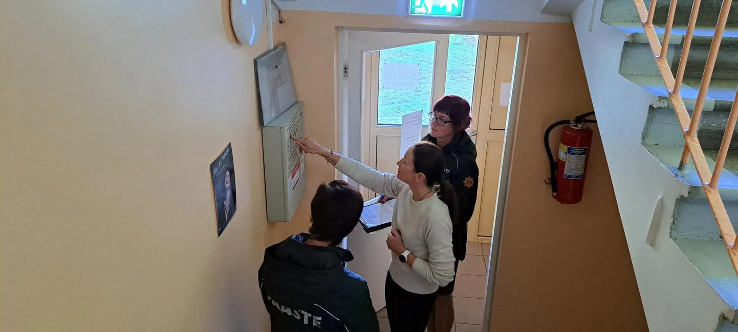 Ida päästekeskuse ohutusjärelevalvebüroo peainspektor Raili Lanno (vasakul) ja inspektor Helen Arukaev kuulavad Tapa lasteaia Vikerkaar direktori Lii Jairuse (keskel) selgitusi automaatse tulekahjusignalisatsiooni süsteemi kohta.