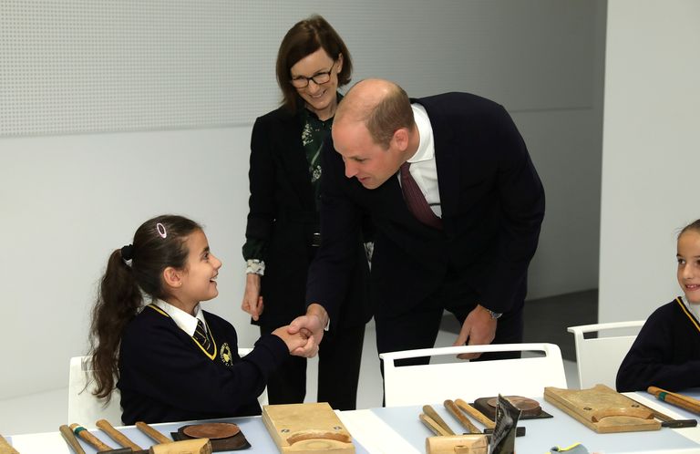 Prints William kätlemas Londoni kooliõpilast, kes osales jaapani kultuurikeskuse avamisel