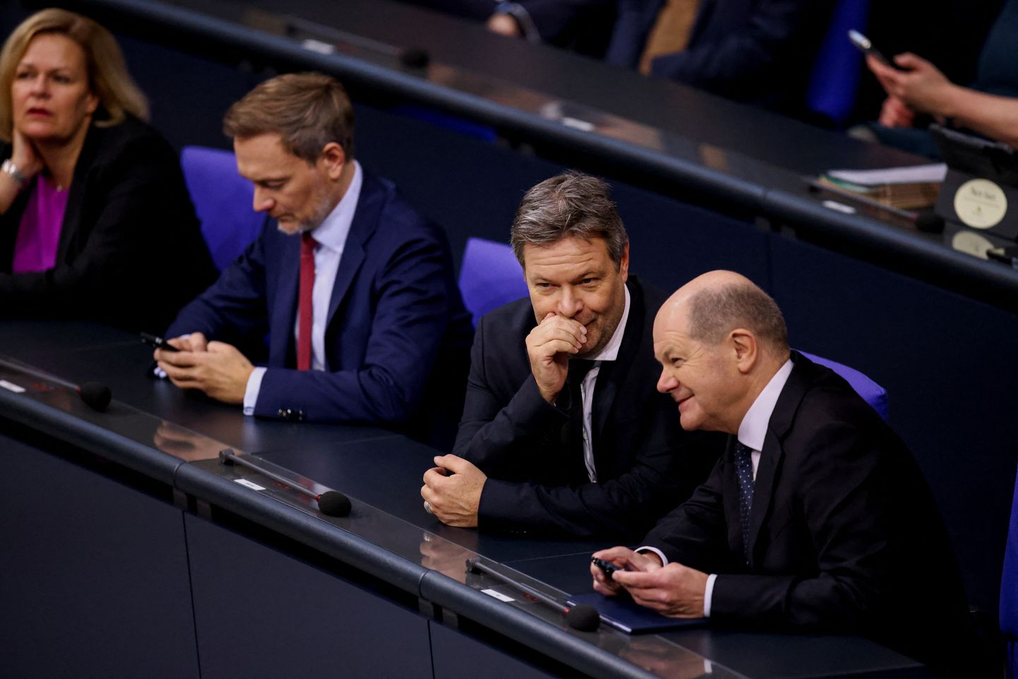 Saksamaa kantsler Olaf Scholz (SPD), majandus- ja kliimaminister Robert Habeck (Rohelised) ja rahandusminister Christian Lindner (FDP) Bundestagis 13. detsembril 2023. aastal.
