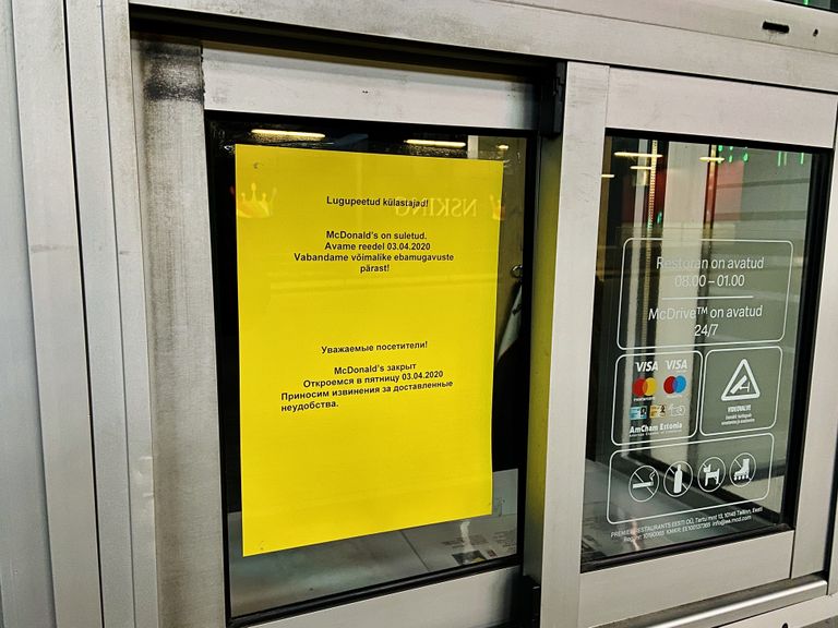 Narva McDonald'si müügiaknal olev silt annab teada, et kiirtoidurestoran on suletud ja see on kavas taas avada reedel.