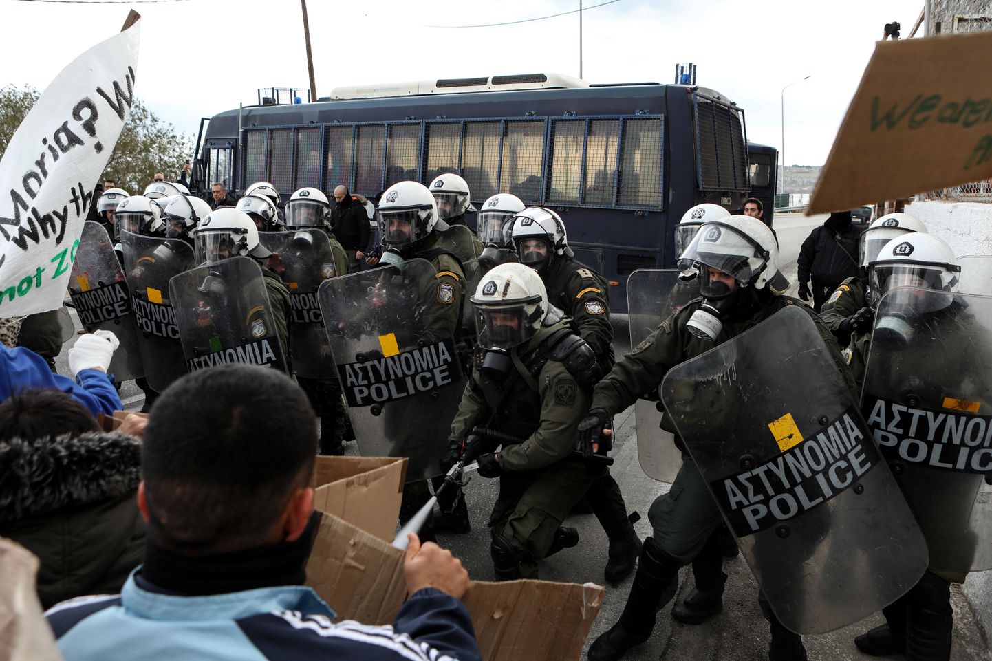 Kreeka politsei silmitsi protestivate migrantidega.