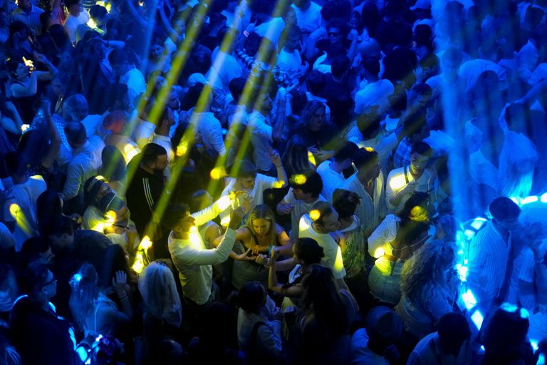На испанском острове Ибица ночные клубы вновь открылись 30 апреля более двух лет коронавирусных ограничений.