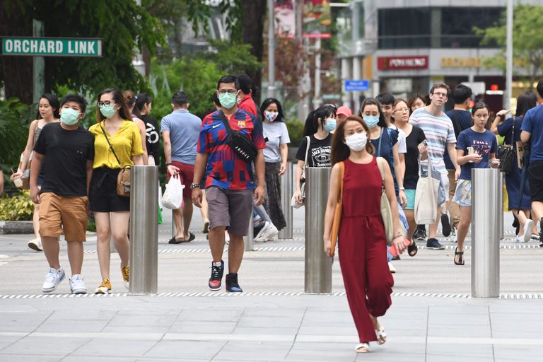 Veel eile olid Singapuri tänavad tihedalt rahvast täis, kuid uued rangemad piirangud lubavad rahvast välja vaid hädavajalikke toimetusi tegema.