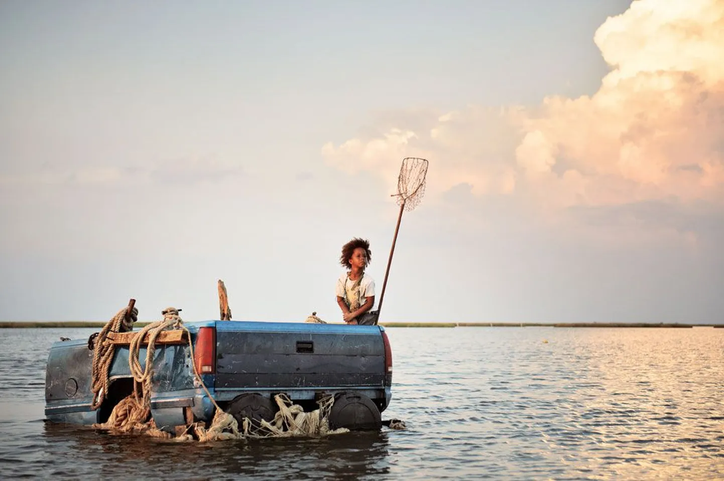 Laevaks kõlbab ka auto tagaots. Hushpuppy (Quvenzhané Wallis) aktsioonis.