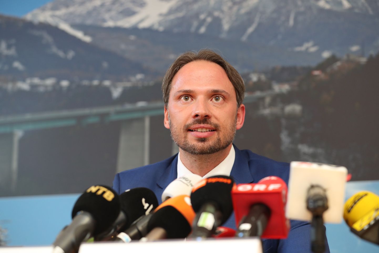 Расследующий допинговое дело в Австрии Дитер Цефан на пресс-конференции.