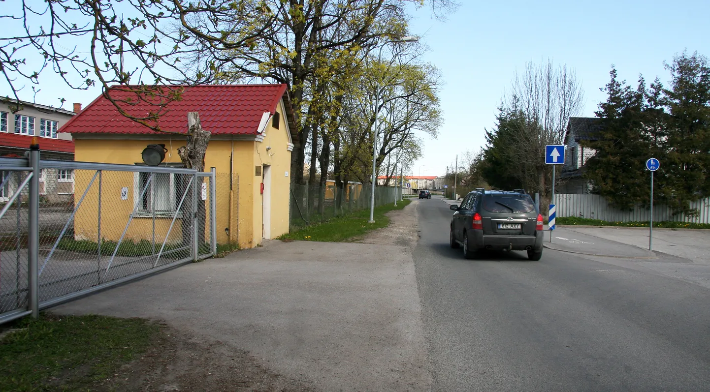 Veski tänava lõik endise limonaaditehase juures on viimased viis aastat pärast kõnnitee ehitamist olnud ühesuunaline.