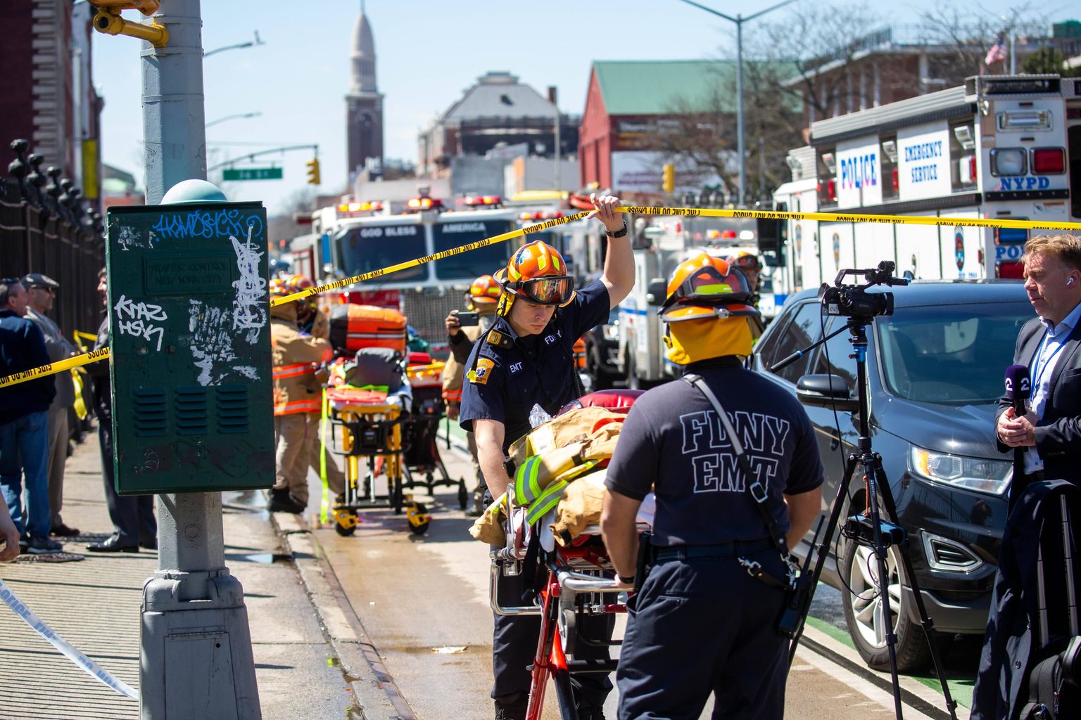 Päästjad eile New Yorgis Brooklynis metrootulistamise ohvreid abistamas. )