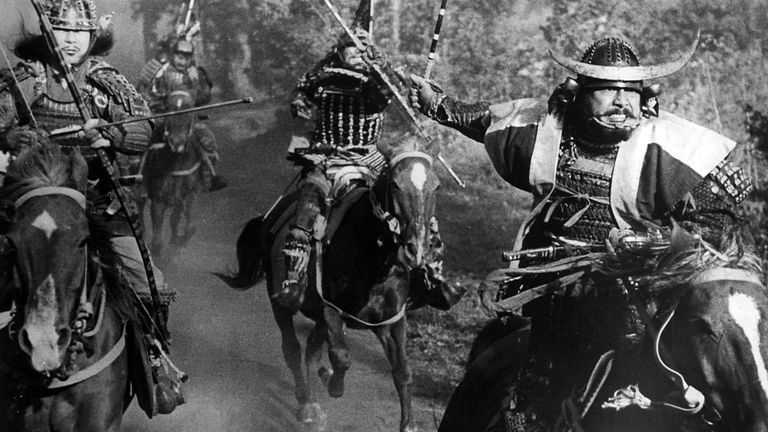 Akira Kurosawa filmis «Ämblikuvõrguloss» (1957) kehastab Jaapani võimuhullu sõjapealikku Toshirō Mifune.