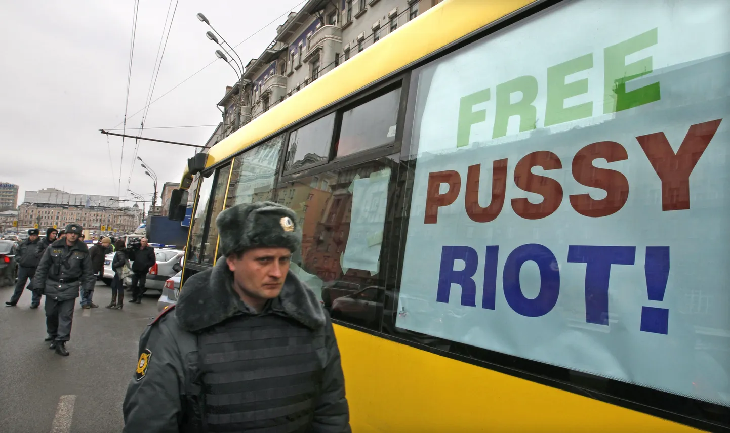 Punkansambli Pussy Riot liikmete vabastamist nõudev plakat Moskvas.