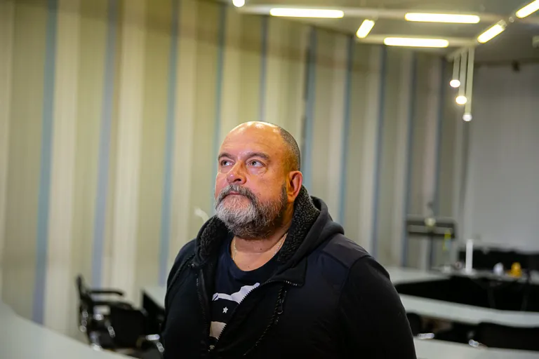 Михаил Стальнухин во время подведения итогов голосования в Нарве.