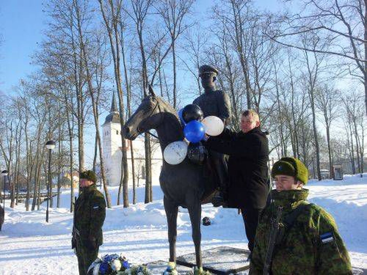 Kui tavaliselt viivad poliitikud tähtpäevadel monumentide jalamile pärgi, siis sedapuhku otsustas Viljandi maavanem Lembit Kruuse kindral Johan Laidoneri ratsamonumenti kaunistada rahvusvärvides õhupallidega.
