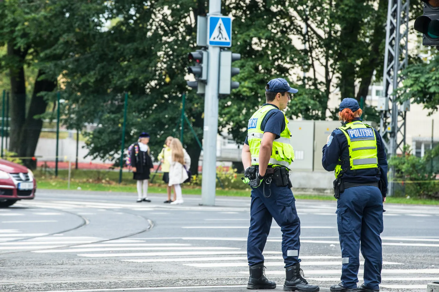 Politseinikud kooli juures olevat ülekäigurada jälgimas.