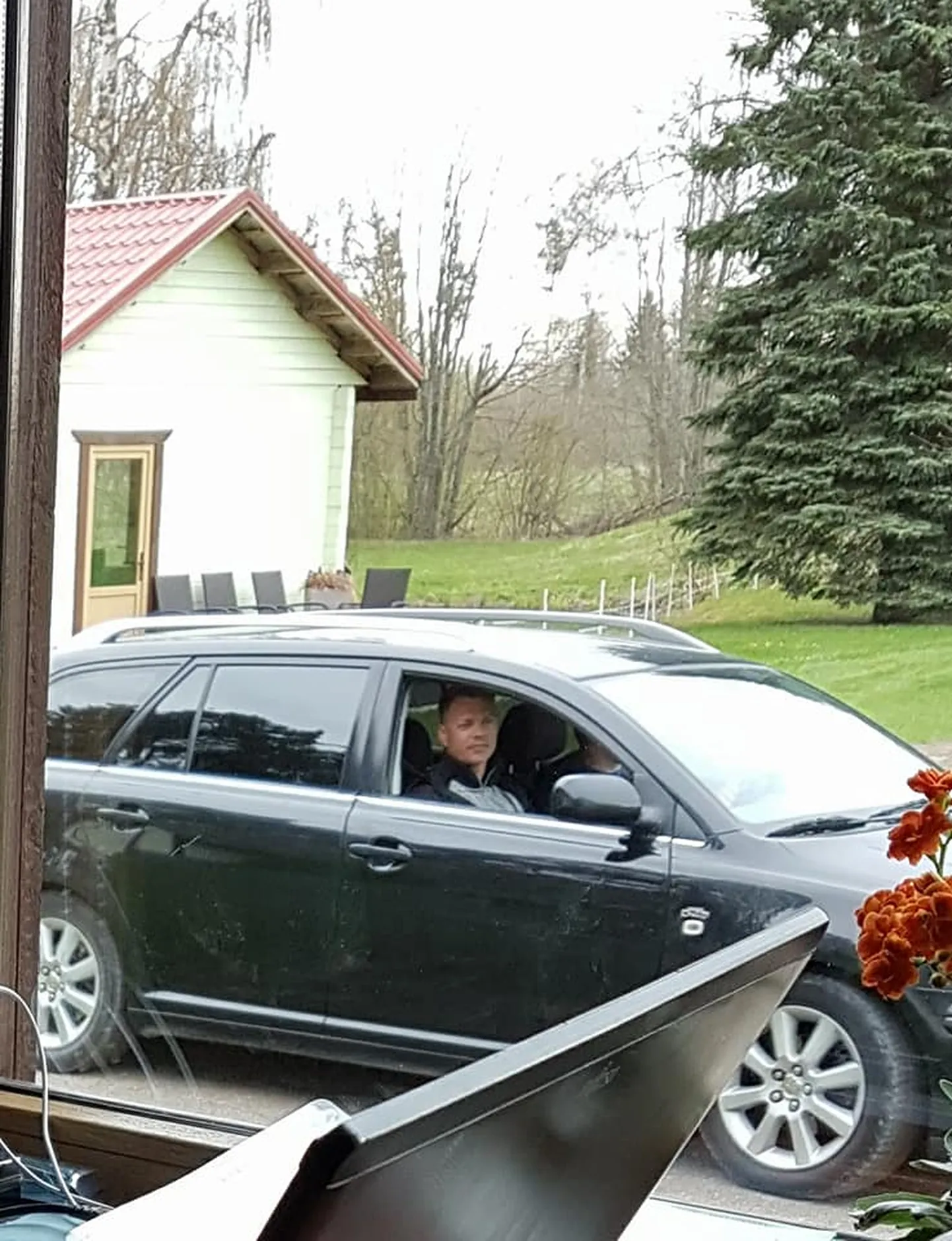 Sotsiaalmeedias levib sõnum, milles hoiatatakse Häädemeeste vallas Kabli kandis ringi sõitva Leedu numbrimärgiga auto eest, millega liikuvad kahtlased mehed käivad majade juures ja uurivad, ega kellelgi ole hobust müüa.