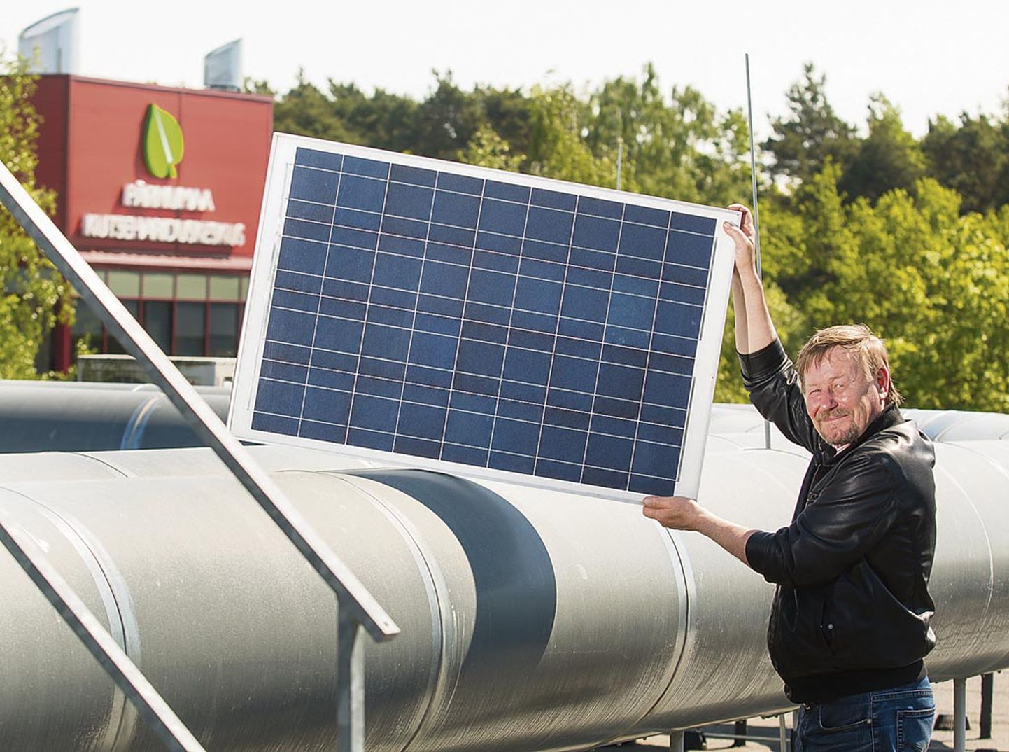 Pärnumaa kutsehariduskeskuse D-korpuse katusele paigaldatakse juba enne jaanipäeva kolm päikeseelektrijaama kokku kümne päikesepaneeliga. Enno Puidet, kellest saab uue eriala juht­õpetaja, demonstreerib üht taastuv­energiaallikatest.