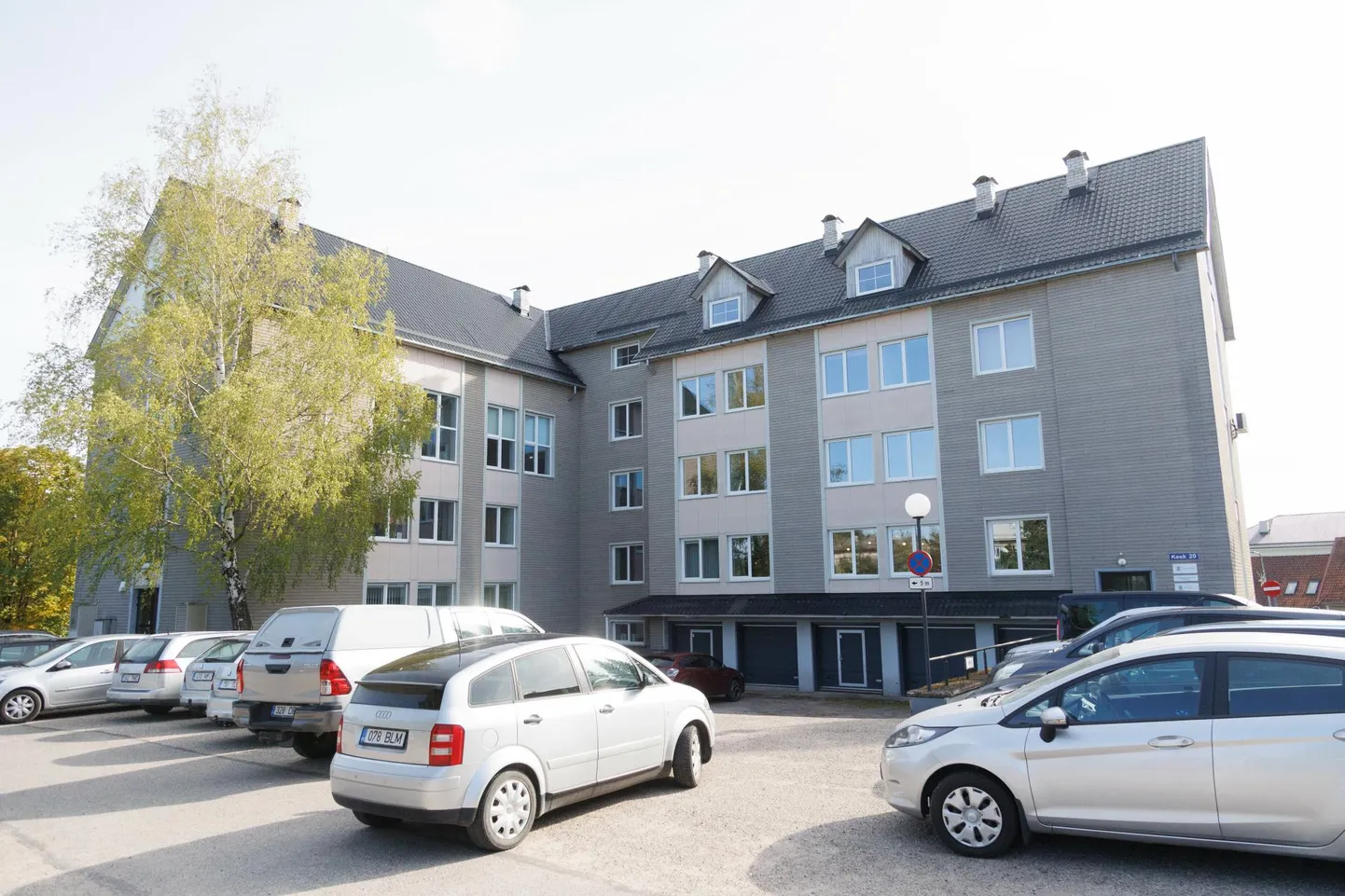 Praegu täidab Põlvamaal riigimaja ülesandeid endine maavalitsuse hoone Kesk tänaval, mis kipub aga jääma üha tühjemaks.