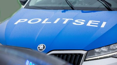FOTOD ⟩ Tallinnas liikuv Vene kirjadega auto äratab möödujates tähelepanu. Politsei: palume tal küljeukselt kleebised eemaldada