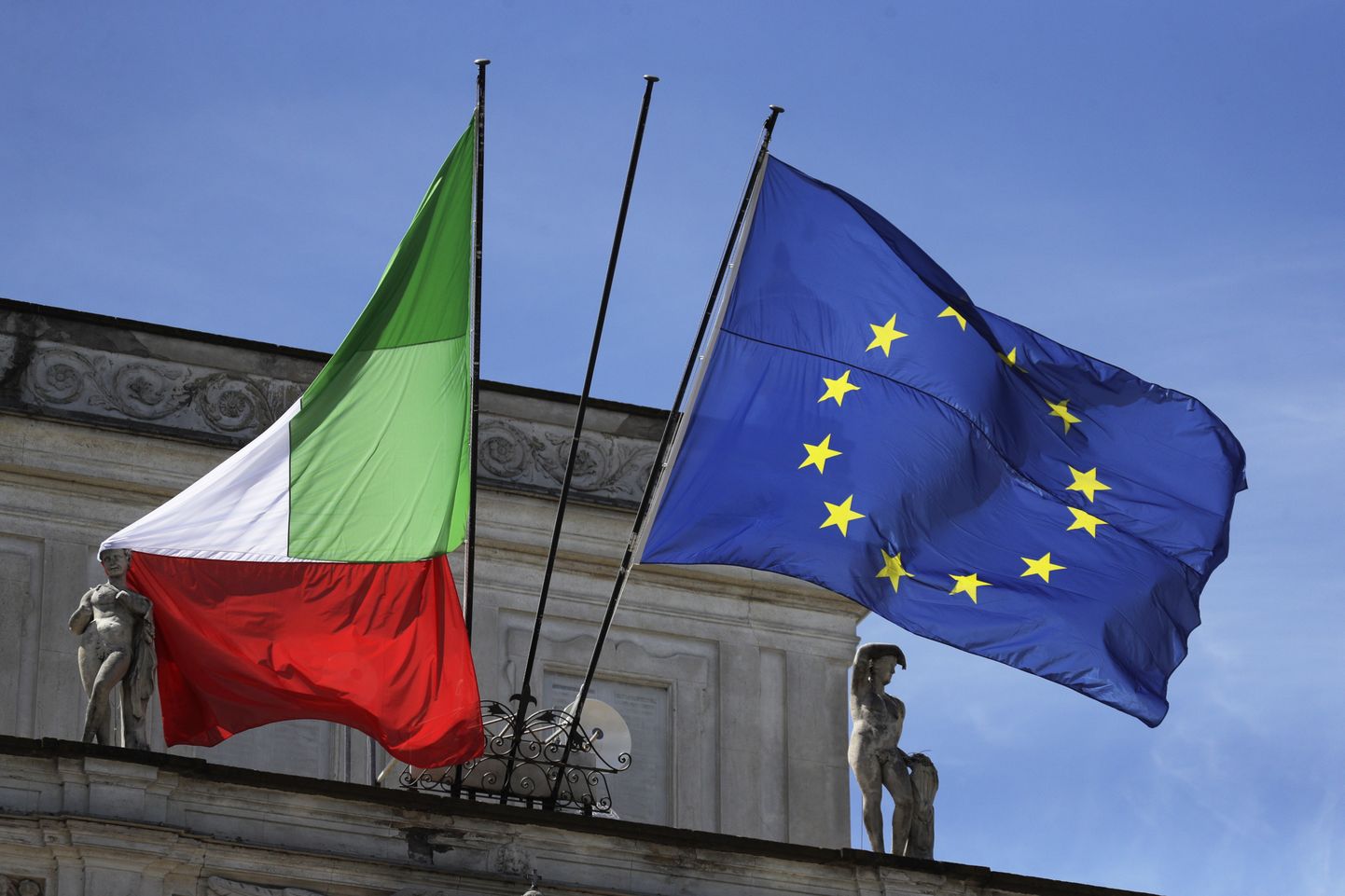 Itaalia ja Euroopa Liidu lipud Roomas