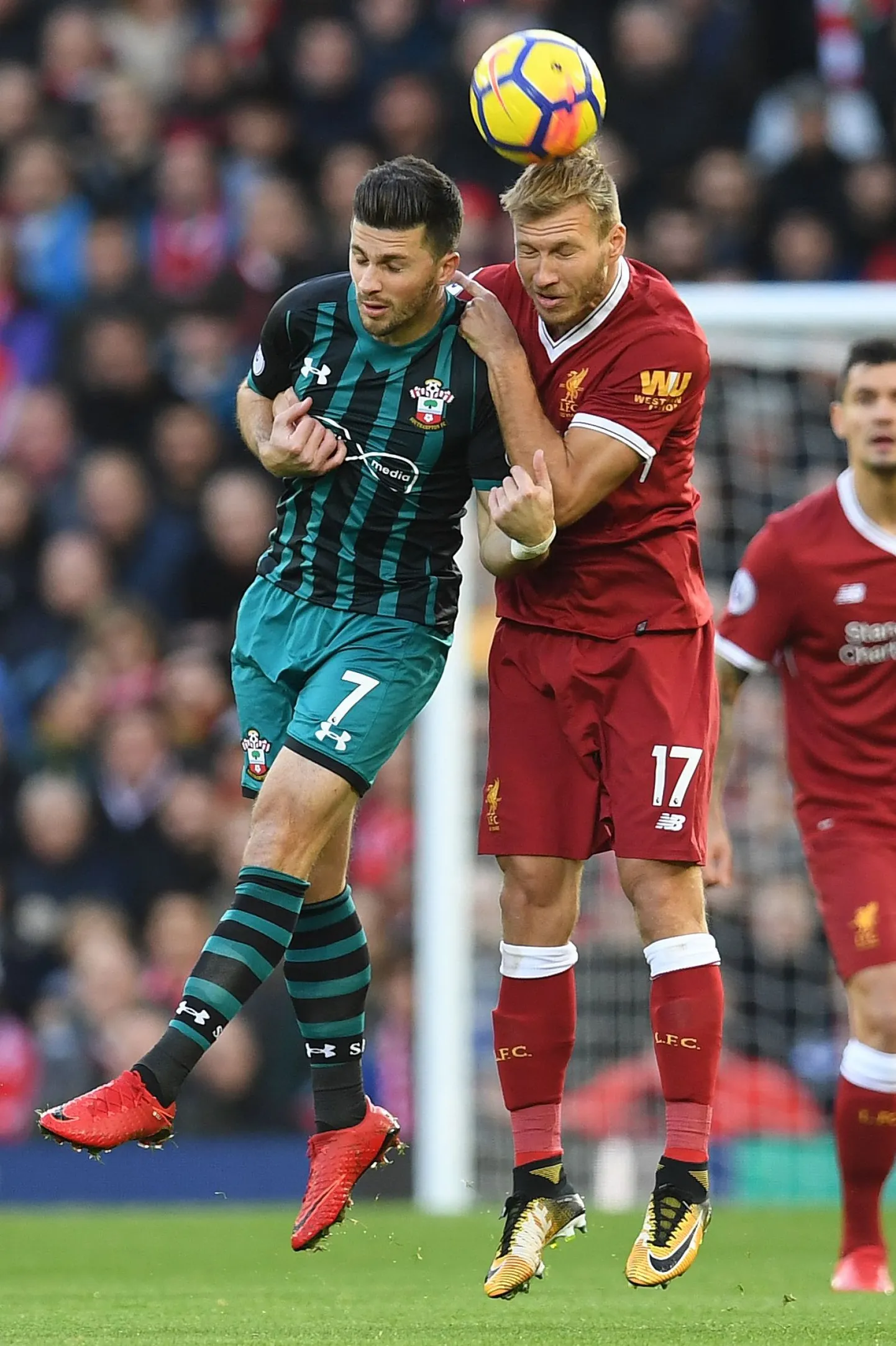 Shane Long õhuvõitluses Ragnar Klavaniga.