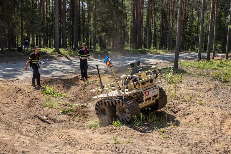 Keskpolügoonil katsetati 11 erineva tootja tehnikat, mis pidi hakkama saama keerukate ülesannetega.