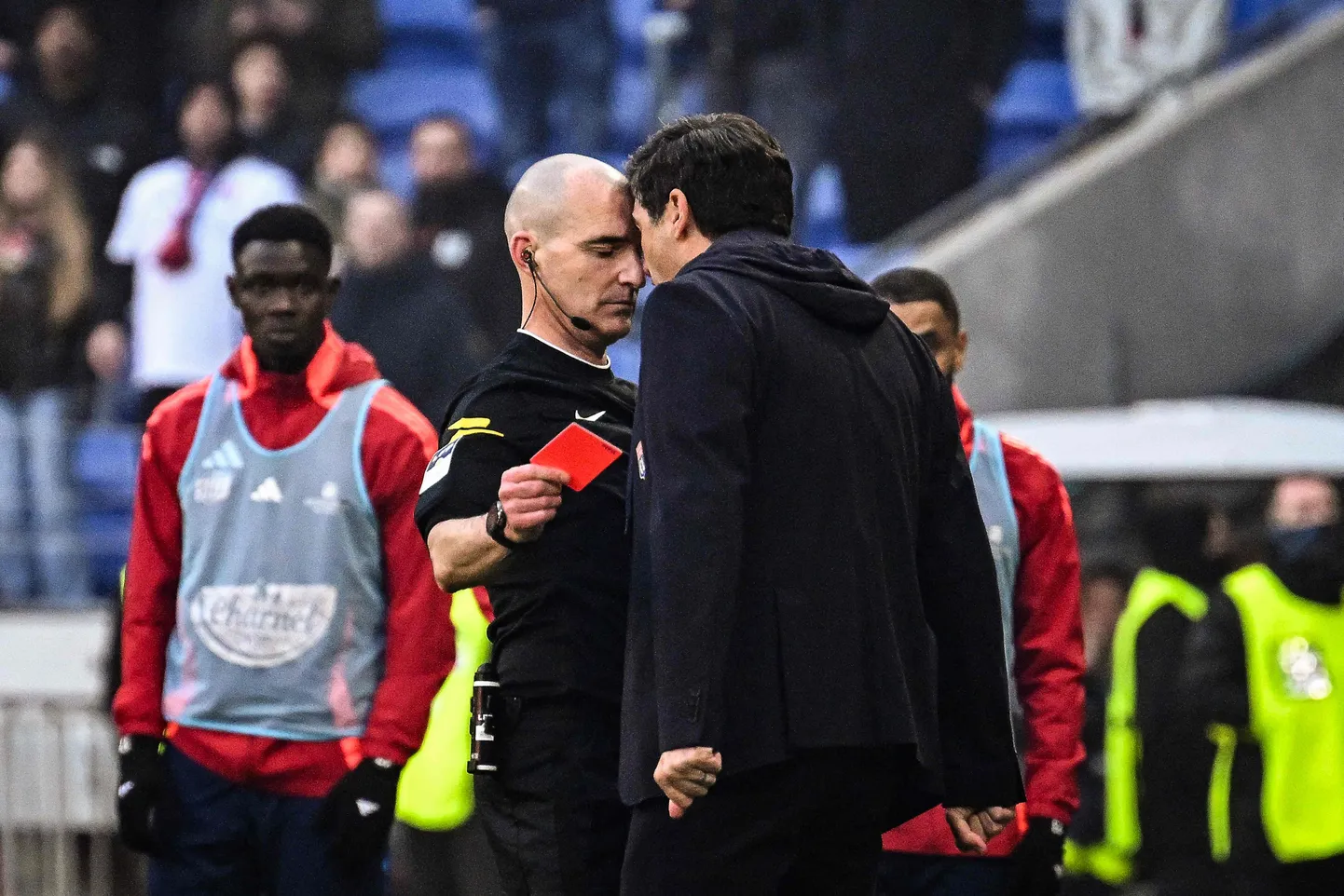Lyoni peatreener Paulo Fonseca (paremal) pani pühapäeval pea kokku kohtunik Benoit Millot'ga.
