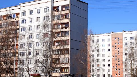 VIDEO ⟩ Purvciemā nakts vidū nograndis sprādziens dzīvoklī izveidotā stikla darbnīcā