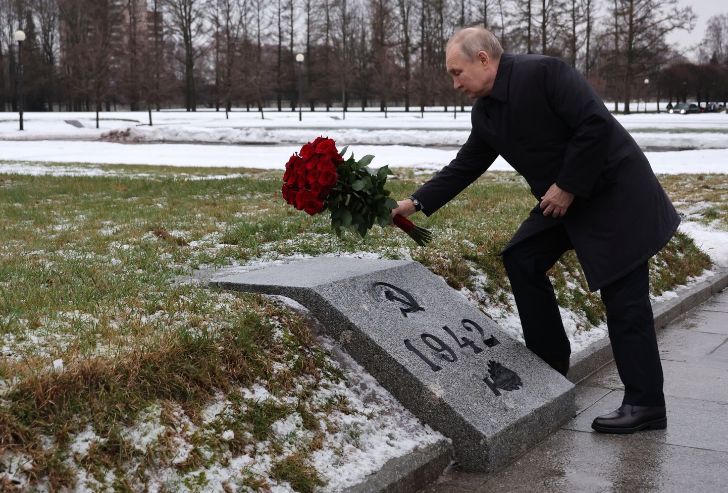 Venemaa president Vladimir Putin asetas 18. jaanuaril 2023 lilled Peterburi Piskarjovi memoriaalkalmistul Leningradi blokaadis (1941- 1944) hukkunute memoriaalile