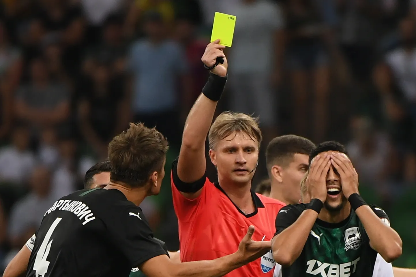 Venemaa jalgpallikohtunik Sergei Lapotškin (keskel punase särgiga) sai pika tegutsemiskeelu.
