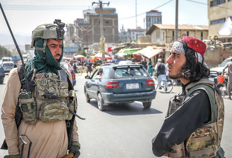 Боевики-талибы в Кабуле в понедельник.