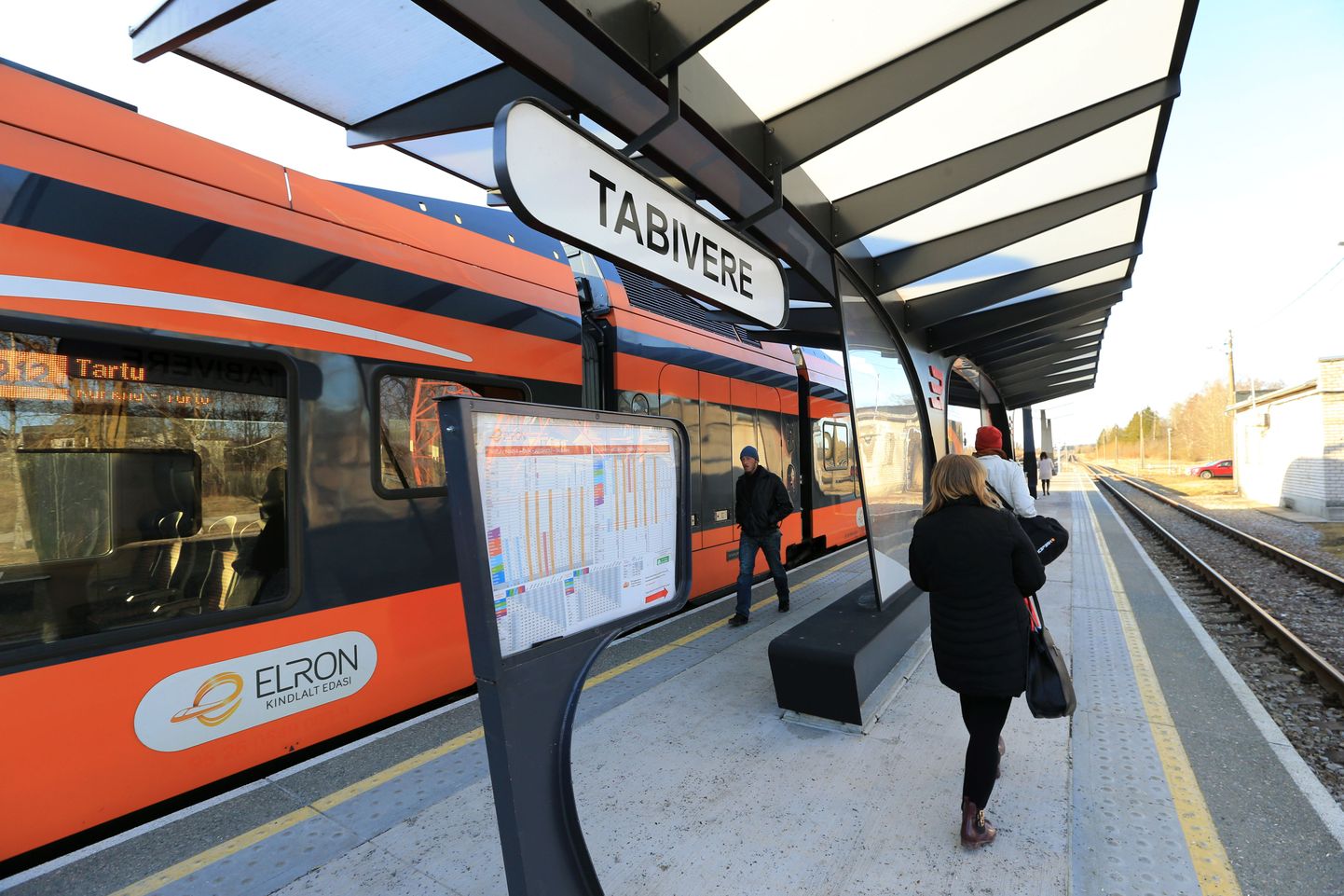 Esimene õhtune rong saabub Tallinnast Tabiverre kell 16.24 ning järgmine alles kell 19.06. Need tabiverelased, kes käivad ühissõidukiga Jõgeval tööl ning kelle tööpäev lõppeb kell viis, peavad koju sõitma bussiga või ootama ligi kaks tundi järgmist rongi.