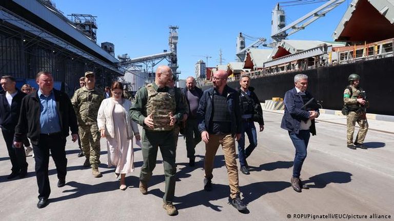 Глава Совета ЕС Шарль Мишель (спереди справа) и премьер Украины Денис Шмигаль 9 мая в порту Одессы