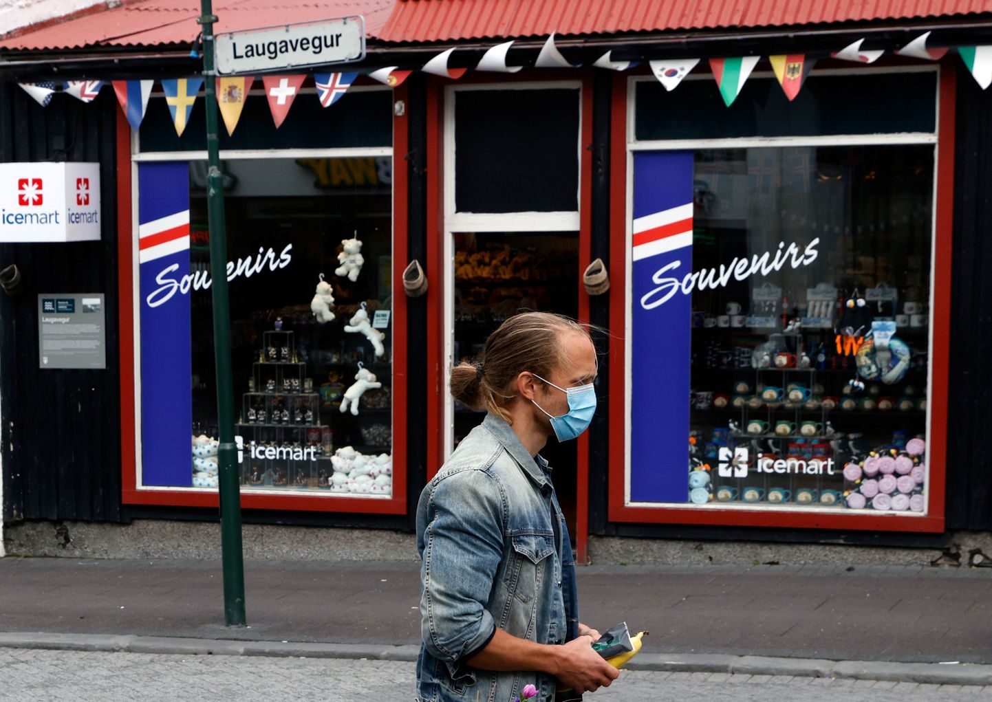 Koroonapandeemia tõttu kaitsemaski kandev mees Reykjavikis. Foto on illustratiivne.