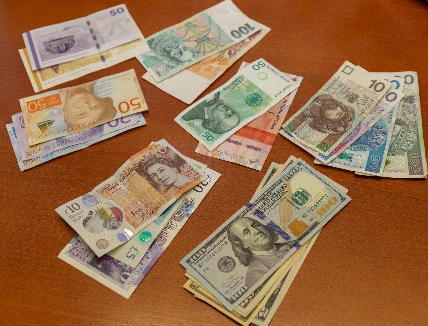 Swedbank teatas, et lõpetab 9. detsembril välisvaluutas sularahatehingute tegemise ja seega saab sellest ajast alates panga esindustes sularahatehinguid teha ainult eurodes.