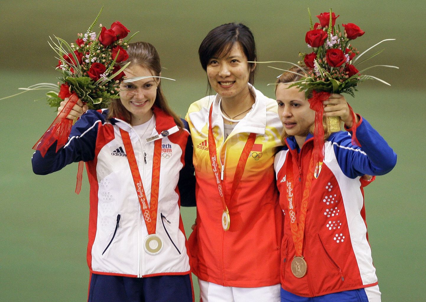 Katerina Emmons (vasakul),olümpiavõitja Du Li (keskel)ja Eglis Yaima Cruz