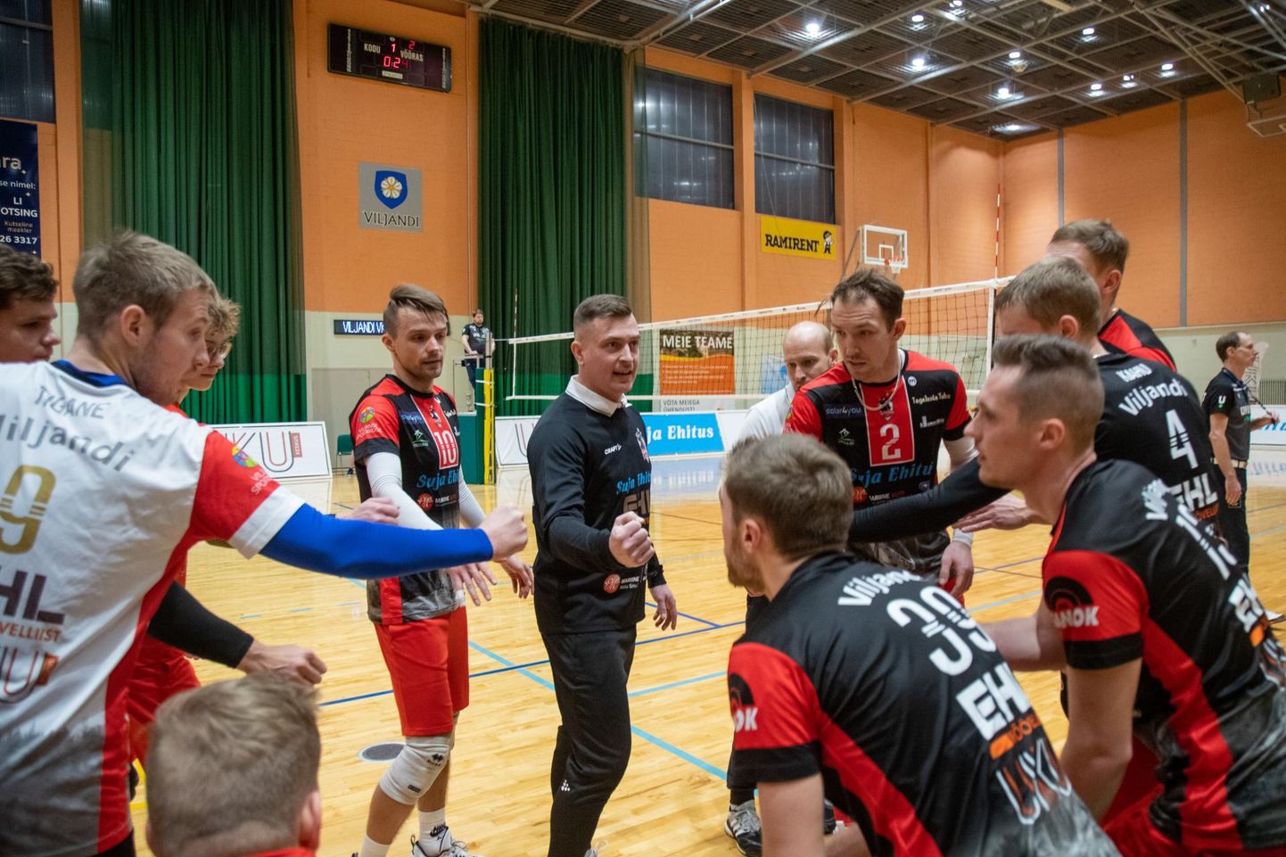 Viljandi võrkpalliklubi meeskond purjetab esiliigas võidulainel: kolmapäeval võttis ta järjest 11. võidu. Peatreener Tauno Lipu sõnul on eesmärk liiga võita.