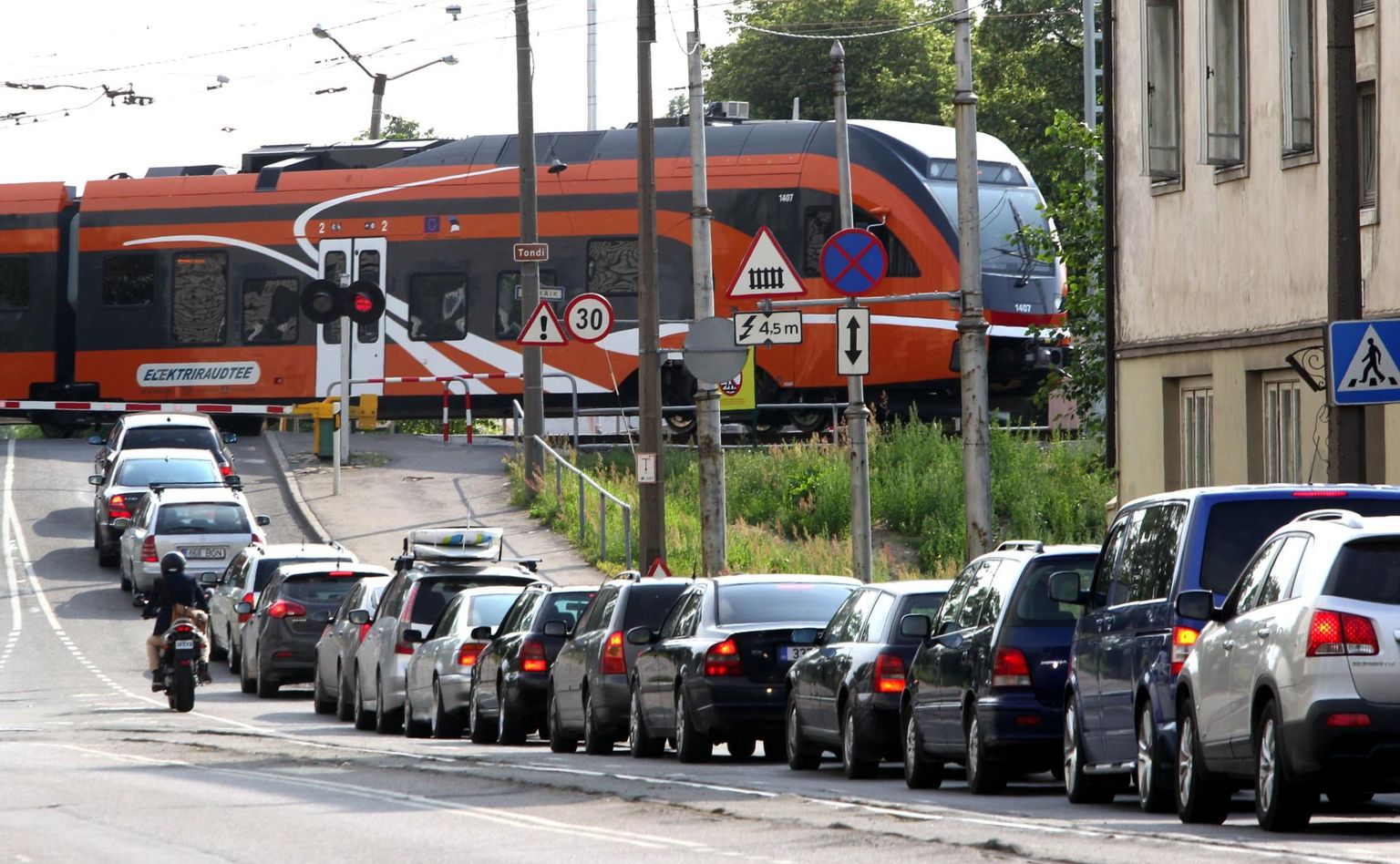 Kui autode liikumiskiirus kahaneb Tallinnas tipptunni ajal peaaegu olematuks, siis rongil on igal ajal eesõigus.