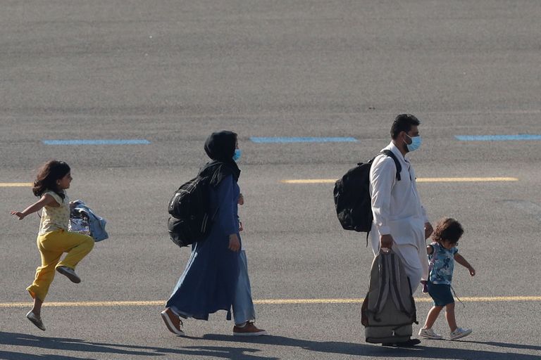 Afganistanist evakueeritud inimesed Belgias Mesbroeki militaarses lennujaamas.