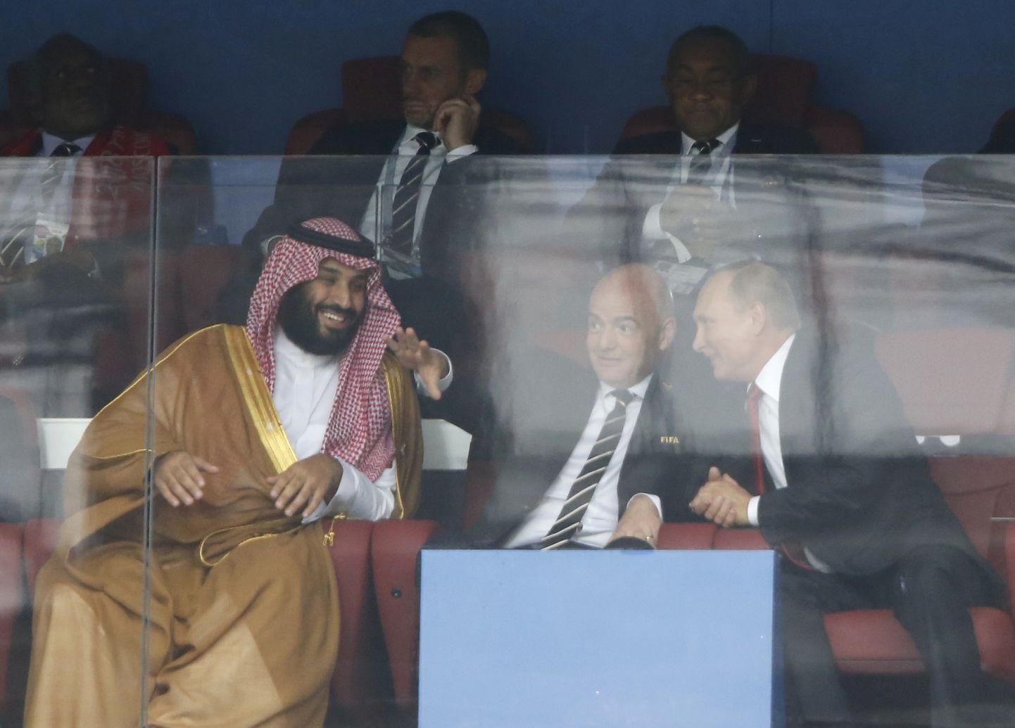 OPECis sama joont hoidvad Venemaa ja Saudi Arabia näitasid oma üksmeelt ka jalgpalli MMil. Saudi Araabia kroonprints Mohammed bin Salman (vasakul), FIFA president Gianni Infantino ja Venemaa president Vladimir Putin.