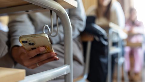 Rīgas skolās ievieš mākslīgā intelekta rīku skolēnu atbalstam