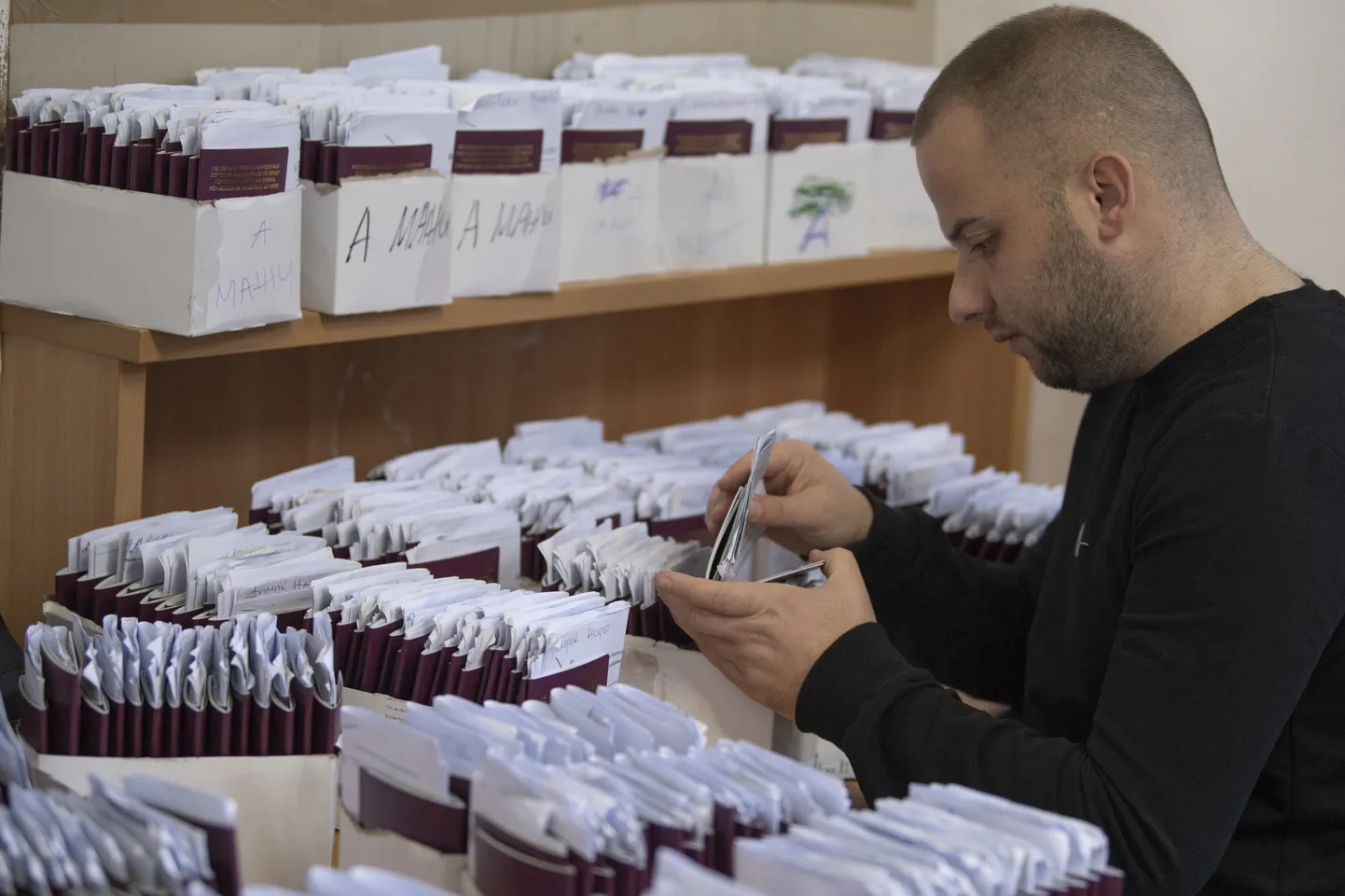Põhja-Makedoonia siseministeeriumi ametnik uute passidega Skopje politseijaoskonnas.